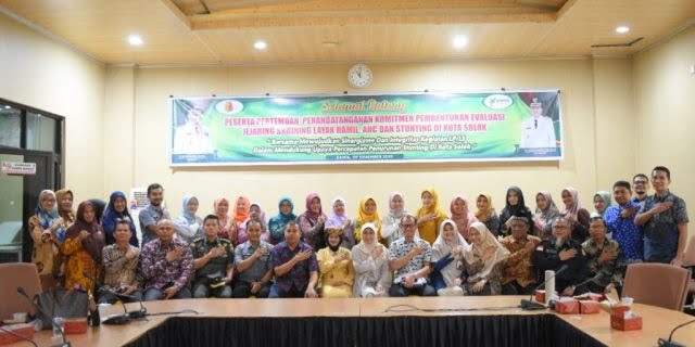 RAPAT TEKNIS— Asisten Perekonomian dan Pembangunan Kota Solok, Jefrizal, memimpin pertemuan rapat teknis layanan pada pembentukan evaluasi jejaring skrining layak hamil, Antenatal Care (ANC) dan stunting bagi lintas program dan lintas sektor di Kota Solok yang dilaksanakan 
di aula Bappeda Kota Solok.