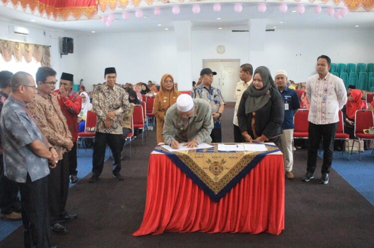 RPJPD 2025-2045 dan RKPD Pasbar 2025, Pemkab Pasbar Gelar Forum Konsultasi Publik 1 TANDATANGAN—Bupati Hamsuardi tandatangani RPJPD Kabupaten Pasaman Barat Tahun 2025-2045 dan Rencana Kerja Pemerintah Daerah (RKPD) Kabupaten Pasaman Barat Tahun 2025.