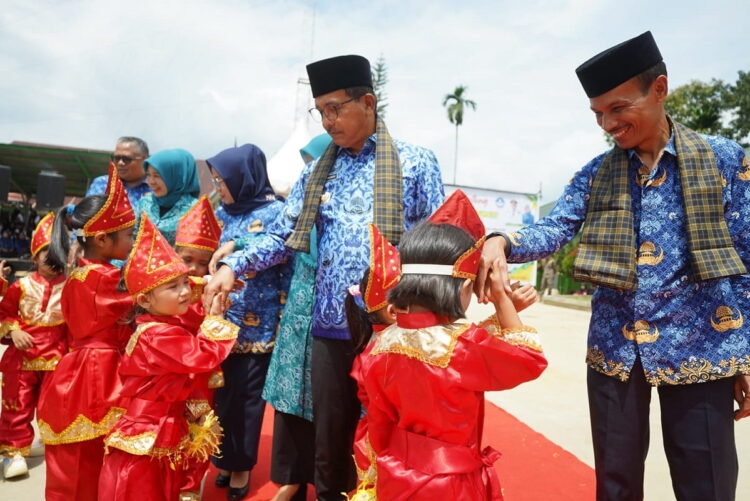 Solok Selatan Komitmen Majukan Pendidikan 1 SALAM—Bupati Khairunas dan wakilnya salami murid murid usai penyaluran bantuan pangan cadangan beras pemerintah (BP-CBP) Tahap II Periode 3 Tahun 2023.