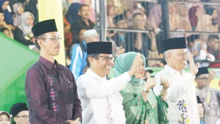 MENGHADIRI— Sekdako Bukittnggi, Martias Wanto saat menghadiri pembukaan MTQ ke-40 Sumbar, Selasa (12/12) malam.
