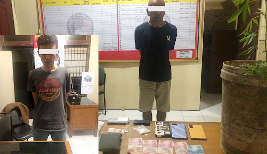 NARKOBA— Z alias Pajok (49) yang berperan sebagai pengedar dan MAP (34) sebagai pemakai ditangkap jajaran Satresnarkoba Polresta Bukittinggi.