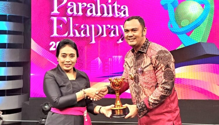 SERAHKAN PENGHARGAAN— Menteri Pemberdayaan Perempuan dan Perlindungan Anak, I Gusti Ayu Bintang Darmawati menyerahkan penghargaan kepada Bupati Sijunjung, Benny Dwifa Yuswir di Studio Metro TV, Selasa (19/12) lalu.