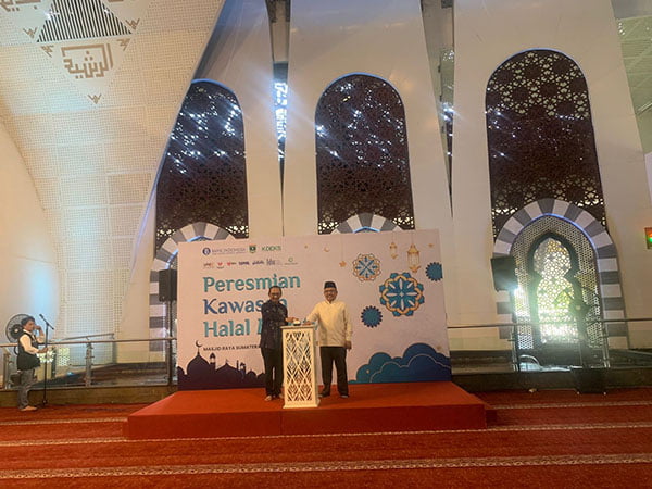 BI Tetapkan Masjid Raya Sumbar sebagai Kawasan Halal Lifestyle, Pertama di Indonesia dan Dijadikan Percontohan 1 PERESMIAN— Deputi Gubernur Bank Indonesia Juda Agung bersama Sekdaprov Sumbar, Hansastri saat menekan tombol peresmian Masjid Raya Sumbar sebagai Kawasan Halal Lifestyle.