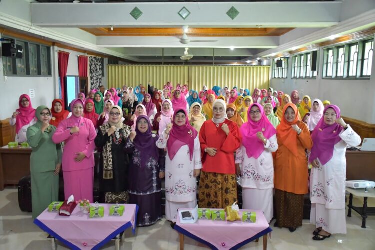 Peringati Hari Ibu Ke-95, GOW Kabupaten Agam Gelar Seminar 1 PERTEMUAN BULANAN— Gerakan Organisasi Wanita (GOW) Kabupaten Agam menggelar seminar sekaligus pertemuan bulanan yang diselenggarakan di Aula Panti Asuhan Putra Lubuk Basung, Minggu (3/12).