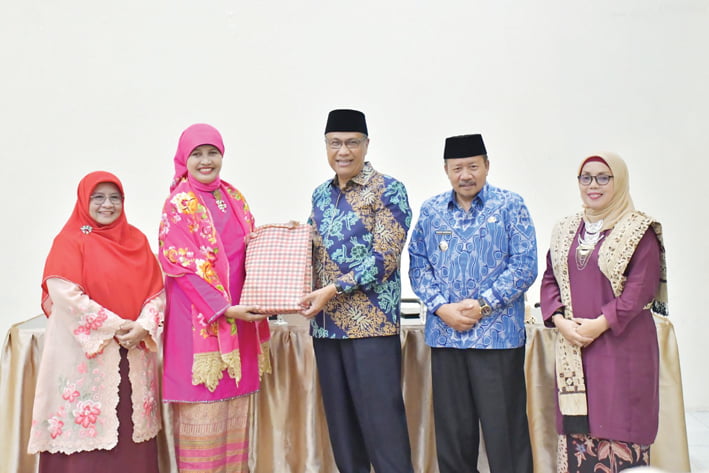 SILATURAHMI— Bupati Agam, Dr H Andri Warman MM menggelar silaturahmi bersama Bundo Kanduang DKI Jakarta, Jawa Barat, Indojalito dan perantau dalam rangka memperingati hari Diaspora Minang Ke-II Bundo Kanduang Se-Dunia, di Mes Pemda Belakang Balok Bukittinggi, Selasa (5/12).