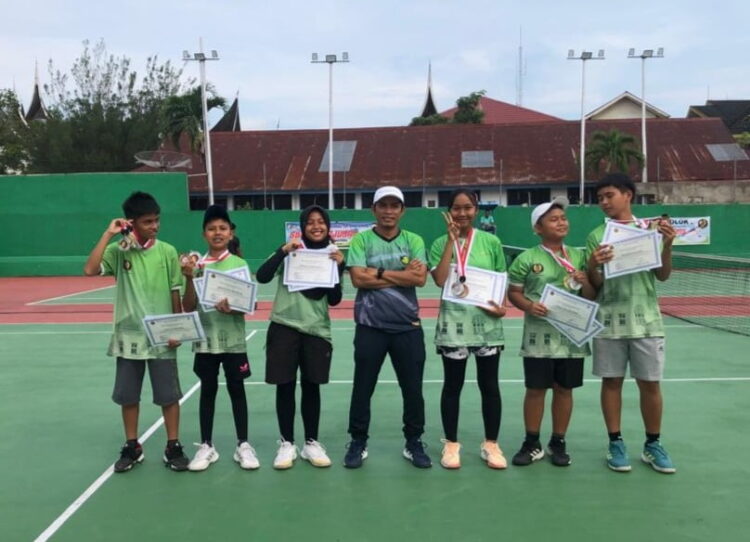PEMENANG— Petenis Kota Sawahlunto foto bersama usai meraih 2 emas, 3 Perak dan 4 perunggu pada Kejurnas Tenis Junior dan Kelompok Umur (KU) Piala Solok Berjuara.
