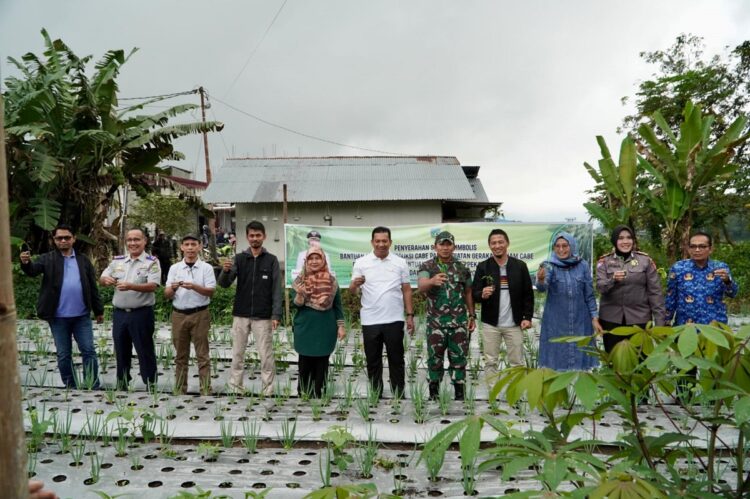 BANTUAN BIBIT CABAI— Pj  Wali Kota, Sonny Budaya Putra, foto bersama usai penyerahan bantuan bibit.