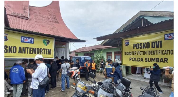 POSKO DVI— Polda Sumbar mengaktifkan posko DVI di posko evakuasi Marapi Batu Palano untuk mempermudah proses pencarian pendaki Gunung Marapi yang belum ditemukan atau identifikasi korban yang dinyatakan meninggal dunia.