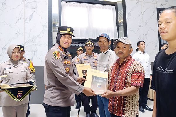 PENGHARGAAN— Kapolresta Bukittinggi Kombespol Yessi Kurniati, memberikan penghargaan kepada 12 orang warga Batu Palano, Kabupaten Agam, Selasa (19/12), atas aksi kemanusiaan dalam proses evakuasi korban erupsi Gunung Marapi yang terjadi beberapa waktu lalu.