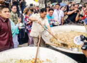 Bersama Konten Kreator Bobon Santoso, Prabowo Hadiri Acara Makan Besar di Cilincing