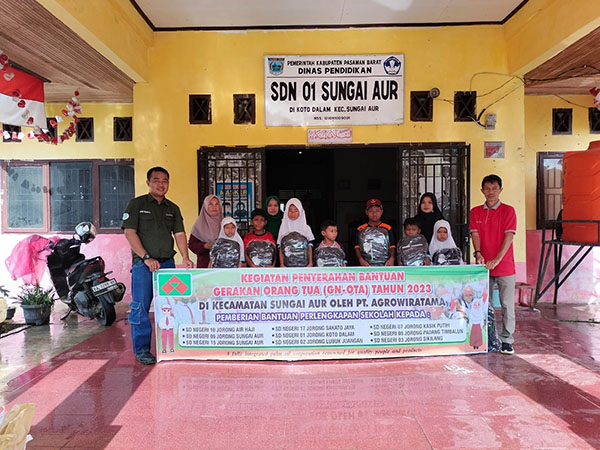BANTUAN BELAJAR— Jajaran Humas PT Agrowiratama Sungai Aur Pasbar, memberikan bantuan berupa peralatan belajar pada SD yang ada di Kecamatan Sungai Aur, kemarin.