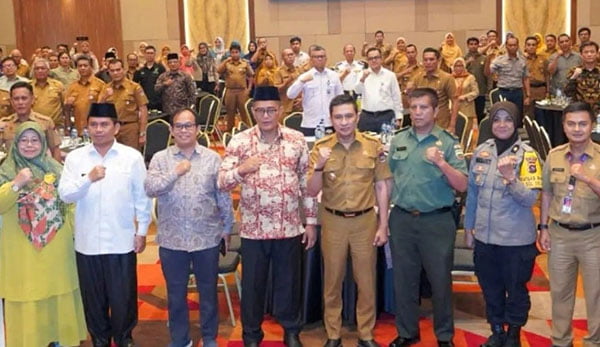 FORUM KONSULTASI PUBLIK— Wawako Ekos Albar bersama peserta Forum Konsultasi Publik dalam rangka penyusunan dokumen rancangan awal RPJPD Kota Padang tahun 2025-2045, di ZHM Premiere Hotel Padang, Selasa (5/12).