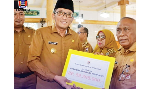 DANA OPERASIONAL— Wako Hendri Septa menyerahkan sekaligus dana operasional RT/RW, Guru TPQ/TQA dan MDT, Imam Masjid, Guru PAUD, serta Kader Posyandu Triwulan IV tahun 2023, Senin (4/12).