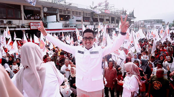 DUKUNGAN— Caleg DPRD Padang Dapil 5, Rachmad Wijaya Wijaya, di hadapan pendukungnya dan kader Gerindra serta kader partai koalisi saat kedatangan Prabowo ke Pasar Raya Padang, beberapa waktu lalu.