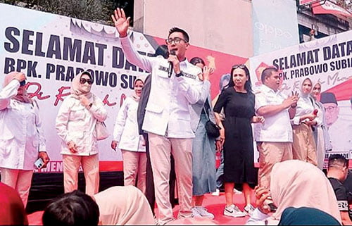 Rachmad Wijaya Yakin Prabowo-Gibran Menang Satu Putaran usai Debat Capres 1 DUKUNGAN— Caleg DPRD Kota Padang dari Dapil 5 (Padang Selatan dan Padang Timur), Rachmad Wijaya, bersama pendukungnya saat menyambut kedatangan Capres Prabowo Subianto, di Pasar Raya Padang, akhir pekan lalu.