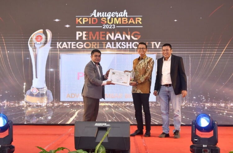 TERIMA—Manager Padang TV Defri Mulyadi (Imung) menerima penghargaan dalam ajang Anugerah KPID Sumbar 2023.
