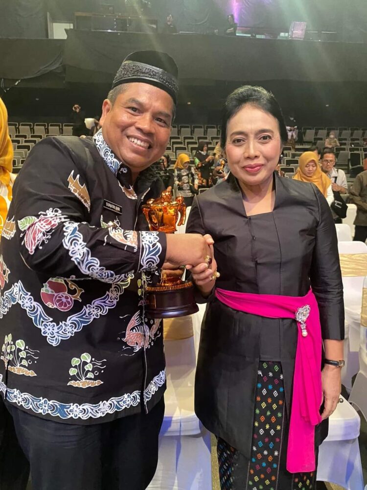 PENGHARGAAN— Bupati Suhatri Bur saat menerima penghargaan  APE 2023.