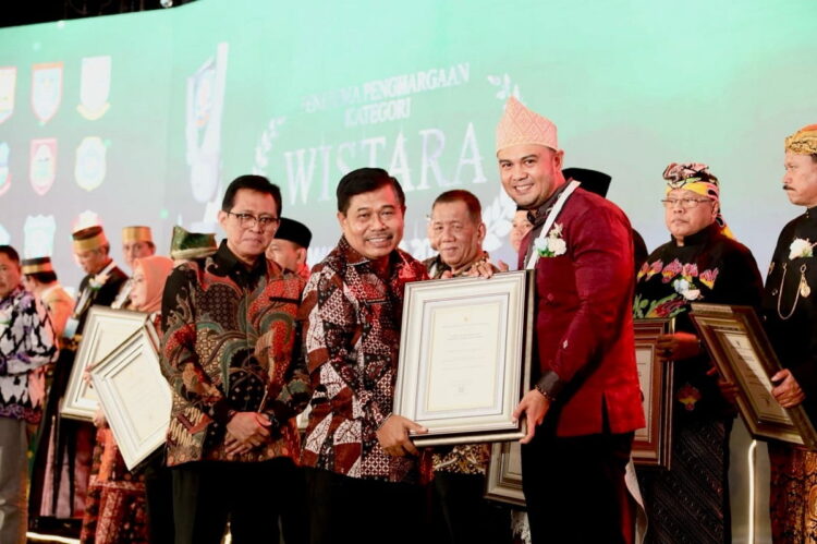 Raih Penghargaan Swasti Saba Wistara 2023, Bupati Sijunjung Sampaikan Terima Kasih pada Seluruh Pihak 1 SERAHKAN—DR. H. Suhajar Diantoro, Sekretaris Jenderal Kementerian Dalam Negeri RI serahkan pengharaagn kepada
Bupati Sijunjung Benny Dwifa