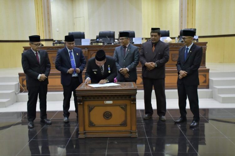 APBD Kabupaten Agam 2024 Disahkan Rp1,682 Triliun 1 TANDATANGAN— Bupati Agam Andri Warman menandatangani pengesahan APBD tahun anggaran 2024 sebesar Rp1,682 triliun lewat rapat paripurna di Gedung DPRD Agam, Kamis (1/12) malam.