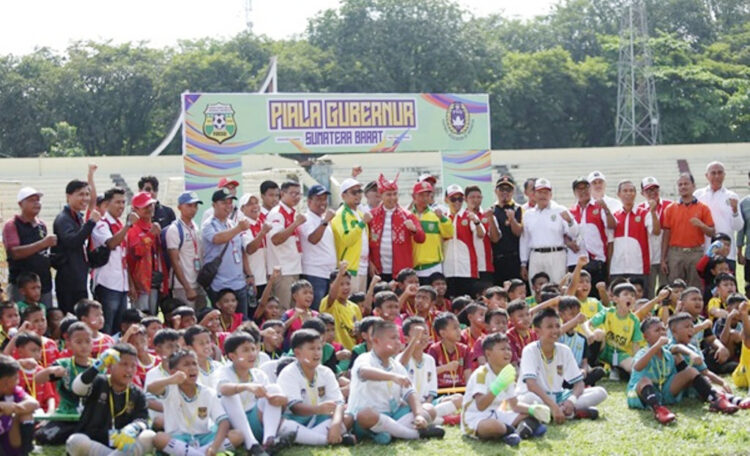 Ratusan Anak-anak di Sumbar Ikut Festival FORSGI 1 FOTO BERSAMA— Peserta Festival FORGI se-Sumbar dari KU 12 Tahun, berfoto bersama dengan Gubernur Mahyeldi, usai pembukaan di GOR H Agus Salim, Selasa (26/12).