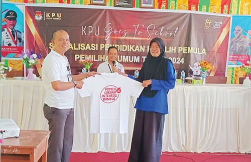Sambangi SMAN 3 Lubuk Basung, KPU Yakinkan Pemilih Pemula tidak Golput 1 DOORPRIZE— Kasubag Teknis KPU Sumbar, Rahman Al Amin menyerahkan doorprize saat menggelar KPU Goes to School, Jumat (15/12) di SMA Negeri 3 Lubuk Basung.