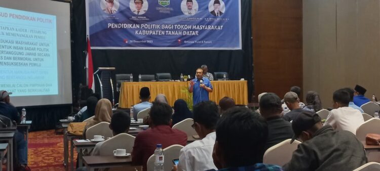 Pendidikan Politik Bagi Tokoh Masyarakat, Arkadius: Bentuk Insan Sadar Politik dan Bermoral 1 PENDIDIKAN POLITIK— Anggota DPRD Provinsi Sumatera Barat dari Fraksi Demokrat Ir. H. Arkadius Dt.Intan Bano,MM, MBA yang bekerja sama dengan Badan Kesatuan Bangsa dan Politik Provinsi Sumatera Barat menggelar Pendidikan politik bagi tokoh masyarakat se-Tanah Datar.