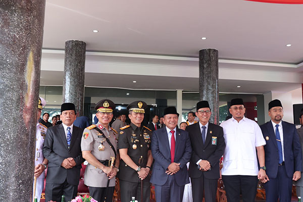 Hadiri --Wakil Ketua DPRD Sumbar Suwirpen Suib menghadiri upacara peringatan Hari Bela Negara (HBN) ke – 75  di Kantor Gubernur Sumbar.
