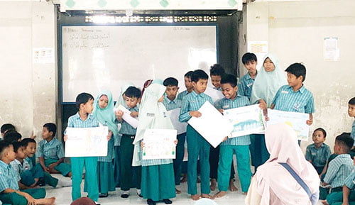 CLASS MEETING— Sejumlah murid SDIT Permataku antusias mengikuti kegiatan class meeting dengan berbagai lomba, nobar usai pelaksanaan Ujian Akhir Semester (UAS).