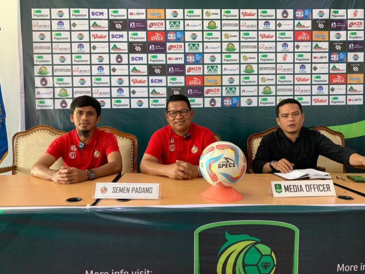 PREMATCH PRESSCON— Pelatih Semen Padang Delfiadri bersama pemain belakang Wiganda, saat sesi prematch presscon, jelang menghadapi PSMS Medan, Kamis (30/11).