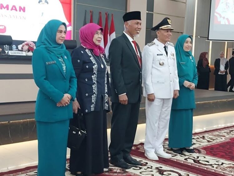 PELANTIKAN— Bupati Pasaman Sabar AS berfoto bersama dengan Gubernur Sumbar Mahyeldi Ansharullah usai pelantikan di Istana Gubernur.