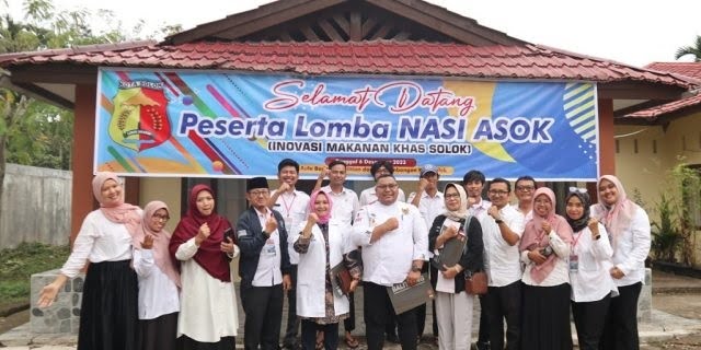 Balitbang Adakan Lomba Inovasi Makanan Khas Kota Solok 1 INOVASI MAKANAN— Para peserta inovasi makanan khas Kota Solok foto bersama yang diadakan Badan Penelitian dan Pengembangan (Balitbang) Kota Solok.