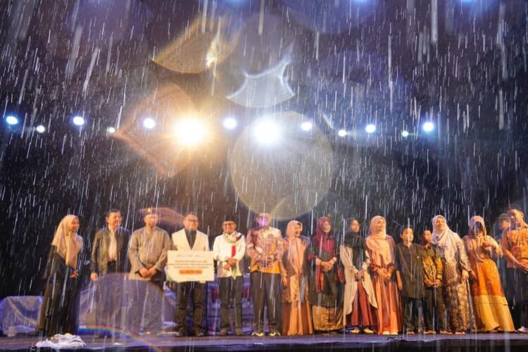 SUKSEK— Meski diguyur hujan lebat, Konser ”KAMI MINANG“ di Istano Baso Pagaruyung, Senin (25/12) malam, berlangsung meriah dan sukses.