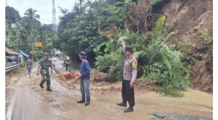 Sempat Tertutup Material Longsor, Jalan raya Bukittinggi-Medan Sudah Bisa Dilewati 1 Sempat longsor