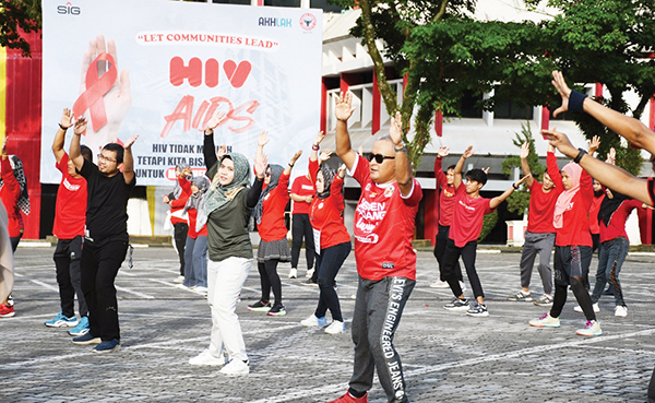 LOMBA SENAM— Direktur Keuangan & Umum PT Semen Padang, Oktoweri mengikuti lomba senam bersama dan sosialisasi HIV/AIDS yang diikuti karyawan di lingkungan PT SP Group, dalam rangka memperingati Hari HIV/AIDS, Jumat (22/12) pagi.