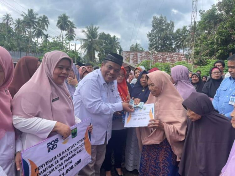Bantuan Terdampak El Nino, 704 Warga Kecamatan Padang Sago Terima Rp400 Ribu 1 BANTUAN— Bupati Padangpariaman Suhatri Bur, serahkan bantuan untuk 704 warga Kecamatan Padang Sago, Kabupaten Padangpariaman yang terdampak iklim el nino.