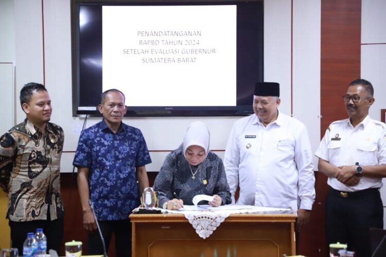 Setelah Evaluasi Gubernur, Wako Solok dan Pimpinan DPRD Teken RAPBD 1 TEKEN RAPB—Disaksikan Wako Solok Zul Elfuian, Ketua DPRD Kota Solok Hj. Nurnisma tekan RAPBN 2024.