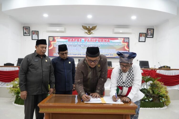 Pemkab dan DPRD Tanah Datar, Setujui 5 Ranperda Dijadikan Perda 1 SETUJUI— Ketua DPRD H. Rony Mulyadi, SE, Dt. Bungsu dan Bupati Tanah Datar Eka Putra SE, MM setujui ranperda dijadikan perda.