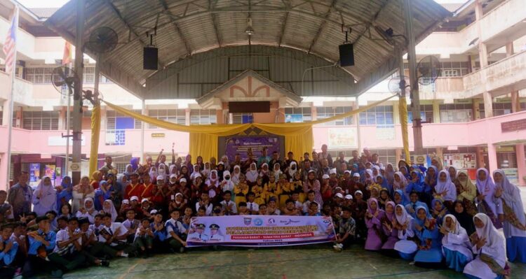 Sekolah Terbesar di Malaysia, Siswa Berprestasi Pasbar Kunjungi SMK Dusun Nanding 1 STUDI BANDING— Sekitar 45 siswa berprestasi, 30 guru dan pengawas berprestasi dari Kabupaten Pasaman Barat berfoto bersama saat mengunjungi SMK Dusun Nanding Malaysia.