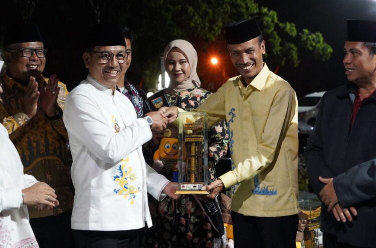 PIALA BERGILIR— Bupati Solok Selatan H. Khairunas dan Wakil Bupati Yulian Efi pegang piala bergilir untuk diperebutkan pada MTQ Nasional ke-40 Tingkat Provinsi Sumatera Barat Tahun 2023.