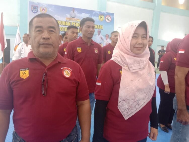 KUKUHKAN—Syaflimol Soni saat  pengukuhan Lemkari Pengcab 50 Kota akhir pekan lalu.