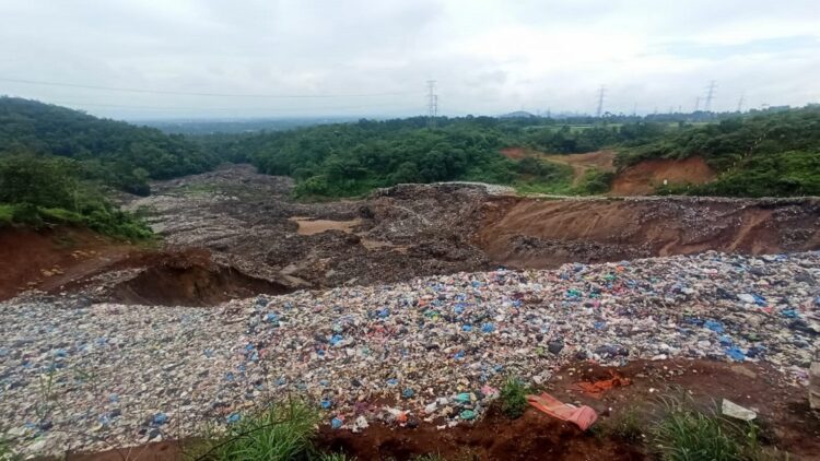 LONGSOR— Tumpukan sampah di TPA Regional longsor dan mengakibatkan empat hektare lahan pertanian warga tertimbun material longsor, Rabu (20/12) dinihari WIB.
