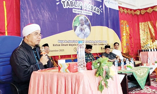 TABLIGH AKBAR— Ketum MUI Sumbar Buya Dr. Gusrizal Gazahar Dt. Palimo Basa, memberikan tausyiah Tabligh Akbar memperingati 30 tahun pengabdian YPI Khaira Ummah, Rabu (13/12), di Aula SMP Khaira Ummah, Koto Panjang Ikua Koto, Kecamatan Kototangah.