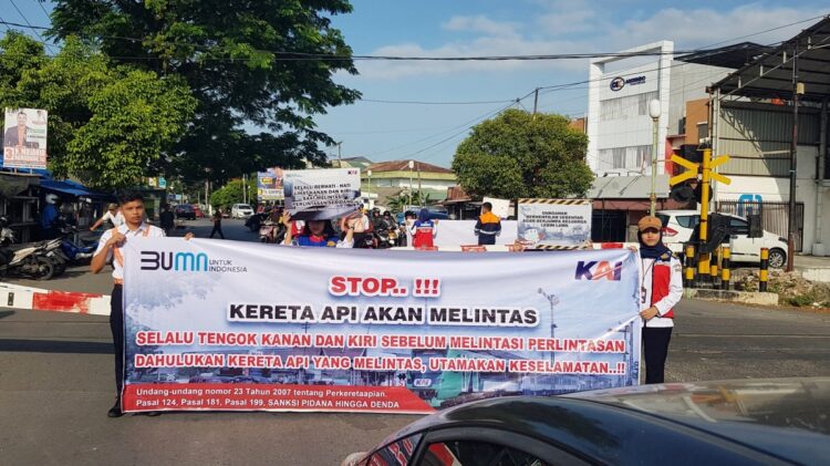 SOSIALISASI—PT KAI Divre II Sumbar bersama BTP Kelas II Padang menggelar kegiatan Sosialisasi Keselamatan  di Pelintasan Sebidang, Rabu (27/12).