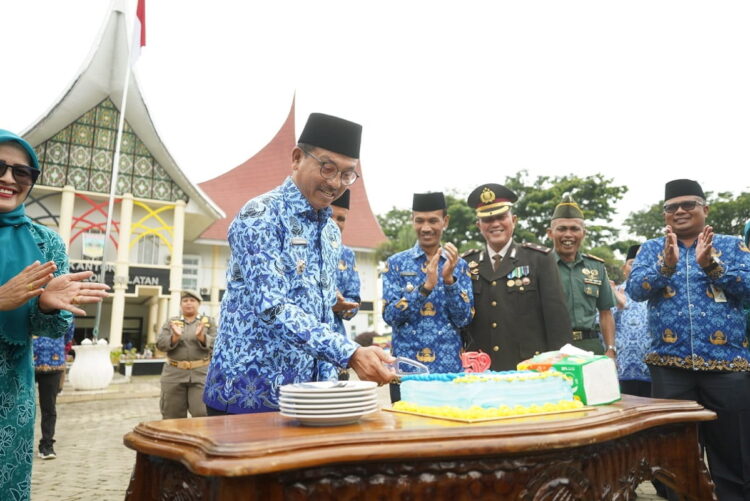 POTONG—Bupati Solok Selatan H. Khairunas potong kue.