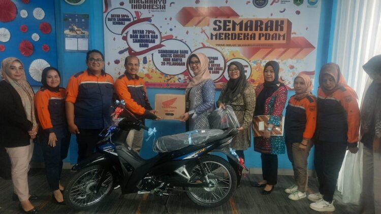 KENDARAAN OPERASIONAL— Kepala Cabang Bank Nagari, Imelda Anggraini, serahkan bantuan kepada Direktur Perumdam Tirta Serambi, Adrial A. Bakar, S.T, Kamis (28/12).