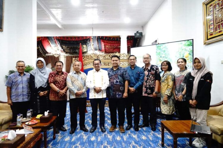 The Farm Hill Tanam Melon di SMKN 2 Batusangkar 1 FOTO BERSAMA— Bupati Eka Putra berfoto bersama usai melakukan audiensi dengan Owner The Farm Hill, Rabu malam (13/12) di Gedung Indo Jolito Batusangkar.