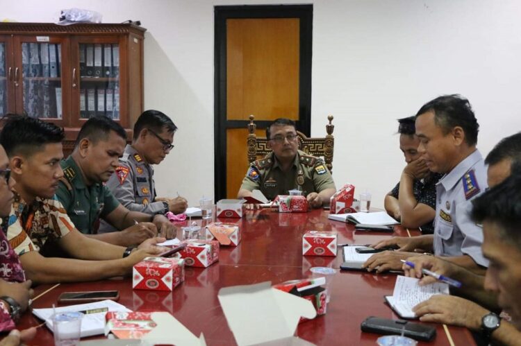 BAHAS NATARU—Memastikan keamanan dan ketertiban dalam menyambut Natal 2023 dan Tahun Baru 2024 di Kota Pariaman, Pemko bersama jajaran Polres Pariaman dan Kodim 0308 Pariaman, siagakan personel pada 9 titik posko dalam wilayah hukum.