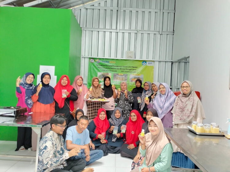 FOTO BERSAMA—Tim Matching Fund Politani Payakumbuh foto besama usai aktivitas pengembangan Bionas Healty Drink.