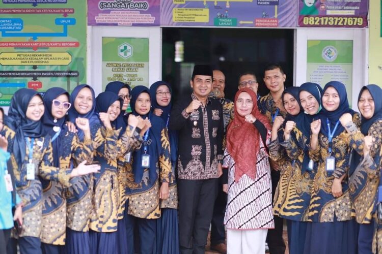 PENILAIAN—Tim Surveyor Re Akreditasi Puskesmas Tanjung Paku, melakukan penilaian terkait pelayanan kesehatan masyarakat