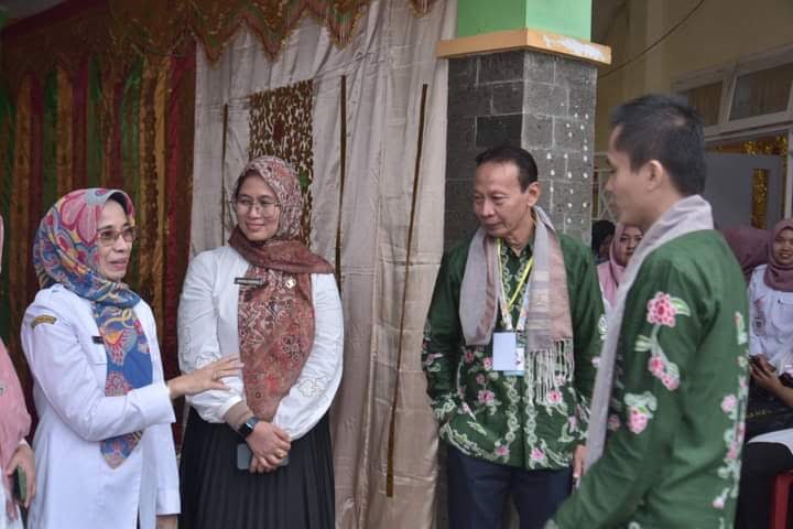 DAMPINGI—Tim Surveyor re-akrditasi Puskesmas Lunto didampingi oleh Sekda Sawahlunto dan Kepala Dinas Kesehatan Sawahlunto.